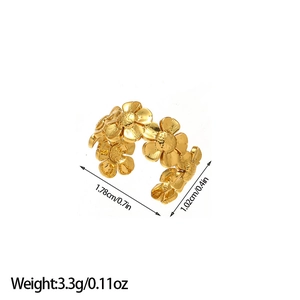 Macro detail showing dimensions and weight of 18k gold plated hollow daisy ring
