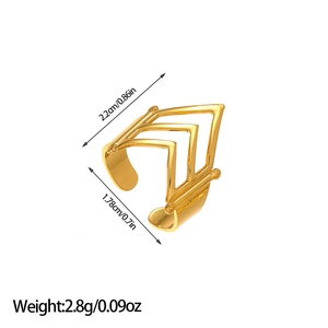Détail de la bague en forme de V ajourée plaquée or 18 carats avec dimensions précises