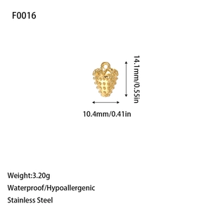 Maße des goldenen Erdbeeranhängers mit 14,1 mm Länge und 10,4 mm Breite im Detail