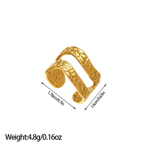 Vue détaillée de la boucle d'oreille en titane plaqué or 18K avec mesures de taille