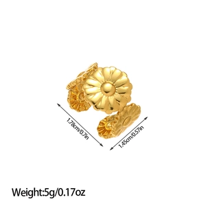Detail view of 18k gold leaf ring with precise size and weight measurement indicators