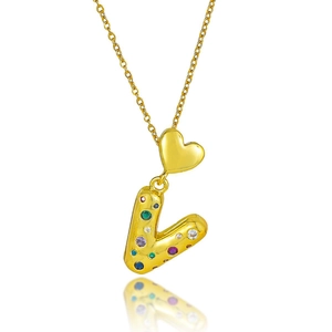 Détail du pendentif lettre V dorée avec cristaux colorés et petit charme en cœur