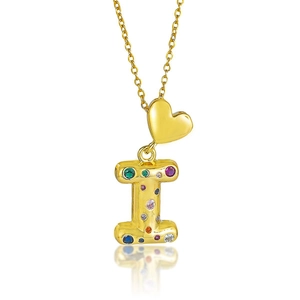 Détail du pendentif coeur doré et lettre I avec zircons colorés sur chaîne fine
