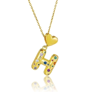 Détail macro du pendentif lettre H dorée avec zircons colorés et fermoir en forme de cœur