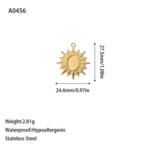 Detailopname van gouden zonnestraal hanger van 27,5x24,6mm en gewicht van 2,81g