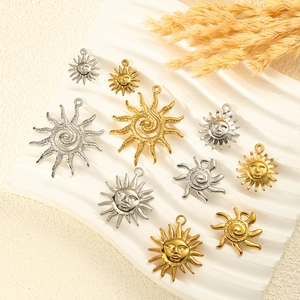 Pendentif Visage du Soleil en Acier Inoxydable Vintage pour Création de Bijoux DIY Charme de Soleil Plaque Or Argent