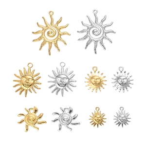 Détail de pendentifs soleil plaqués or 18k avec divers designs artistiques