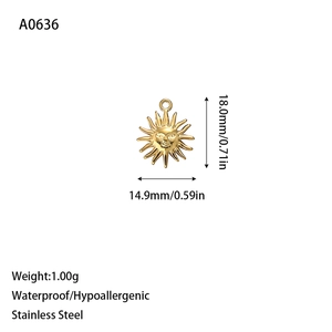 Vue détaillée du pendentif soleil plaqué or 18k montrant les dimensions et l'acier inoxydable