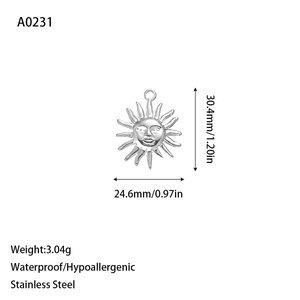 Vue détaillée montrant les dimensions et le poids du pendentif soleil plaqué or 18k