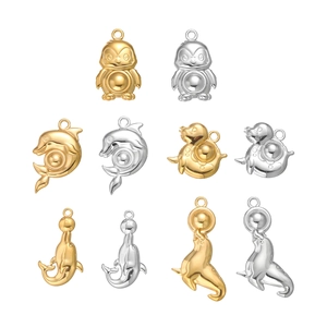 Détail des pendentifs animaux marins en or 18 carats et argent pour création de bijoux