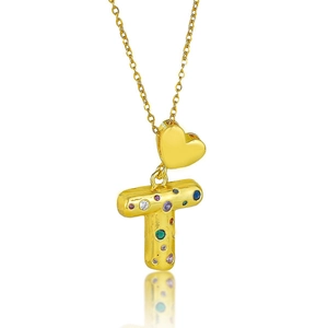 Détail du collier doré avec pendentif coeur et breloque lettre T en zircons colorés