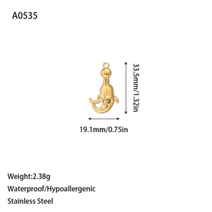 Vue détaillée du pendentif dauphin en acier inoxydable doré avec dimensions précises