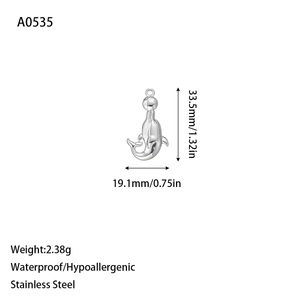 Vue détaillée du pendentif dauphin argenté avec des dimensions de 33,5 mm par 19,1 mm