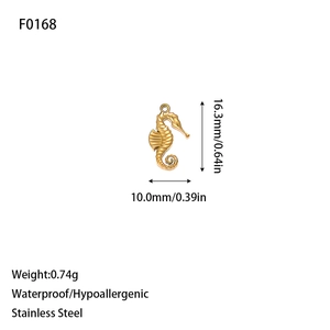 Vue détaillée du pendentif hippocampe en or 18 carats avec dimensions précises