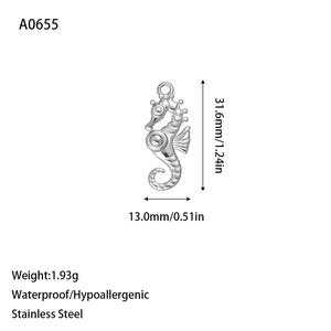 Détail du pendentif hippocampe argenté montrant la hauteur 31,6mm et l'acier inoxydable