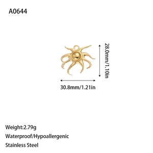 Vue détaillée du pendentif poulpe or 18K avec dimensions 30,8mm et 28,0mm indiquées