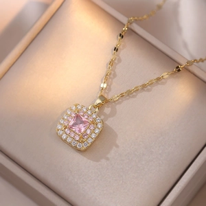 Gouden ketting met vierkante roze zirkoon hanger en dubbele halo van kleine diamanten