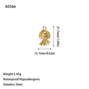 Vue détaillée d'un pendentif méduse dorée avec dimensions, poids et matériau