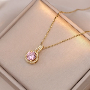 Elegante gouden kruisketting met een ronde roze zirkoon hanger en diamant accenten