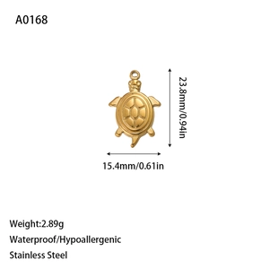 Détail du pendentif tortue en acier inoxydable doré avec mesures de dimension