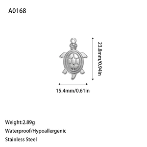 Détail macro du pendentif tortue en acier inoxydable imperméable avec dimensions et texture