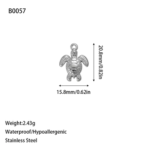 Vue macro du pendentif tortue en argent avec dimensions de 20,8 mm par 15,8 mm