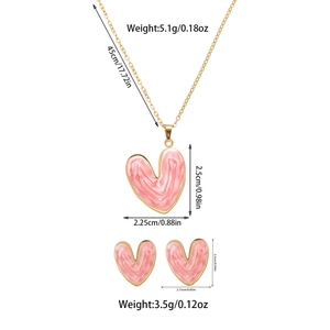 Detailed size measurement showing heart necklace and earrings set dimensions in centimeters