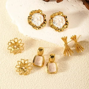 Elegant gold-tone earring set featuring pearl flowers and vintage marble-textured pendants