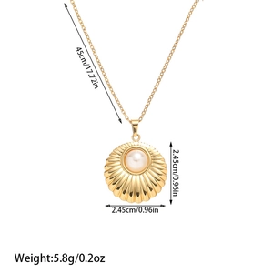 Detail view of gold shell pearl pendant with dimensions and weight measurements