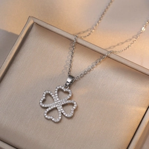 Collier trèfle argenté avec des pétales en forme de cœur et incrustation de zircon