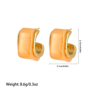 Detailed view of U-shaped gold earrings with amber resin and precise measurements