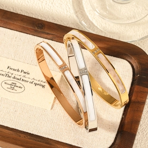 Brazalete Minimalista de Acero Inoxidable para Mujer con Incrustación de Madreperla Blanca y Tres Zirconias Joyería Elegante