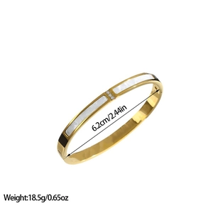 Elegante brazalete de acero de titanio oro rosa con tres inserciones de nácar y diamantes