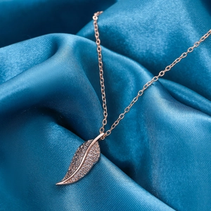 Elegant Stainless Steel Leaf Pendant Necklace For Women Zirconia Encrusted Gold Plated Nature Inspired Fashion Chain Jewelry