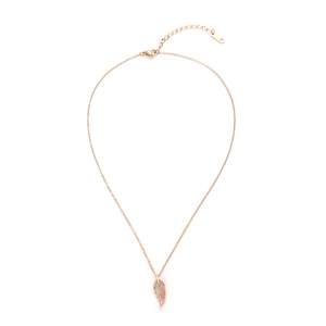 Détail d'un pendentif feuille en or rose avec zircons blancs sur une chaîne en acier inox