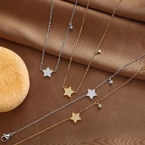 Minimalistische Titanstahl Halsketten mit funkelnden Sternanhängern in Gold und Silber