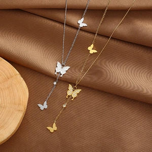 Detailansicht der silbernen und goldenen Titan-Schmetterlingsketten mit Zirkon-Besatz