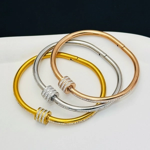 Set di tre bracciali in acciaio al titanio oro, argento e rosa con pavé di diamanti