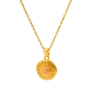 Dettaglio collana in acciaio inossidabile oro 18K con pietra rosa e motivo greco