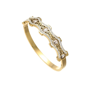 Elegante brazalete de trébol en acero de titanio dorado con diseño calado y circonio