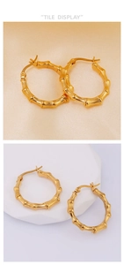 Detalle de los pendientes de aro en forma de C de acero inoxidable chapado en oro de 18K