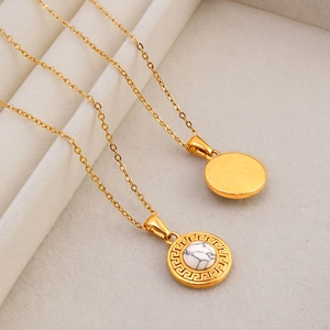 Collana in acciaio al titanio placcato oro 18K con ciondolo tondo in turchese e motivo greco