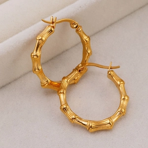 Pendientes de aro dorados con textura de bambú en acero de titanio para mujer