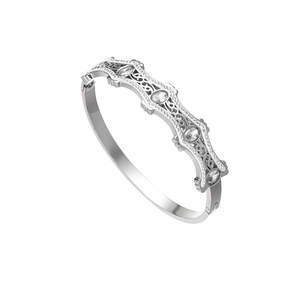 Brazalete plateado de trébol con pavé de piedras y diseño ondulado para mujer