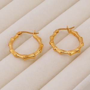 Elegantes pendientes de aro de bambú en forma de C bañados en oro de 18 quilates