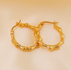 Elegantes pendientes de aro de bambú en acero inoxidable bañados en oro de 18K