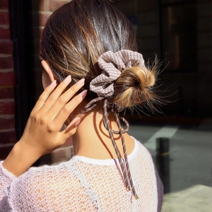 Elastico per capelli marrone pied-de-poule con lacci lunghi su uno chignon