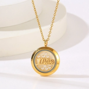 Elegant gold stainless steel circular locket necklace with pearls and Mãe pendant for Mom