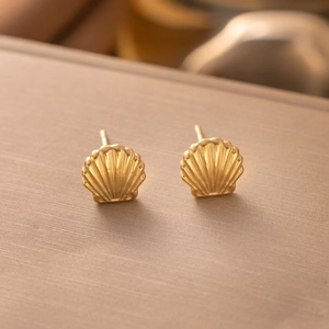 Eleganti orecchini a lobo a conchiglia placcati in oro 18k dal design minimalista