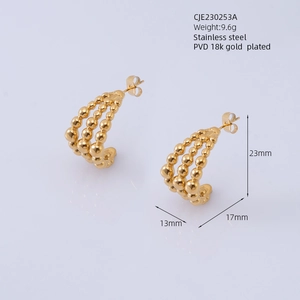 Dettaglio orecchini a cerchio C placcati oro 18K con perline e dimensioni di 23 mm di altezza